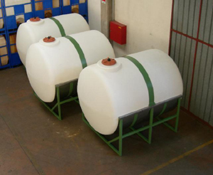 serbatoio orizzontale in plastica polietilene da 
		5000 litri montato su culla inox  per stoccaggio
