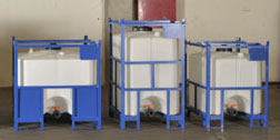 linea di cisterne cubiche in plastica polietilene con gabbia di ferro e valvola in pvc