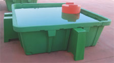 grande vasca in plastica ricola di acqua con rinforzi in posizione